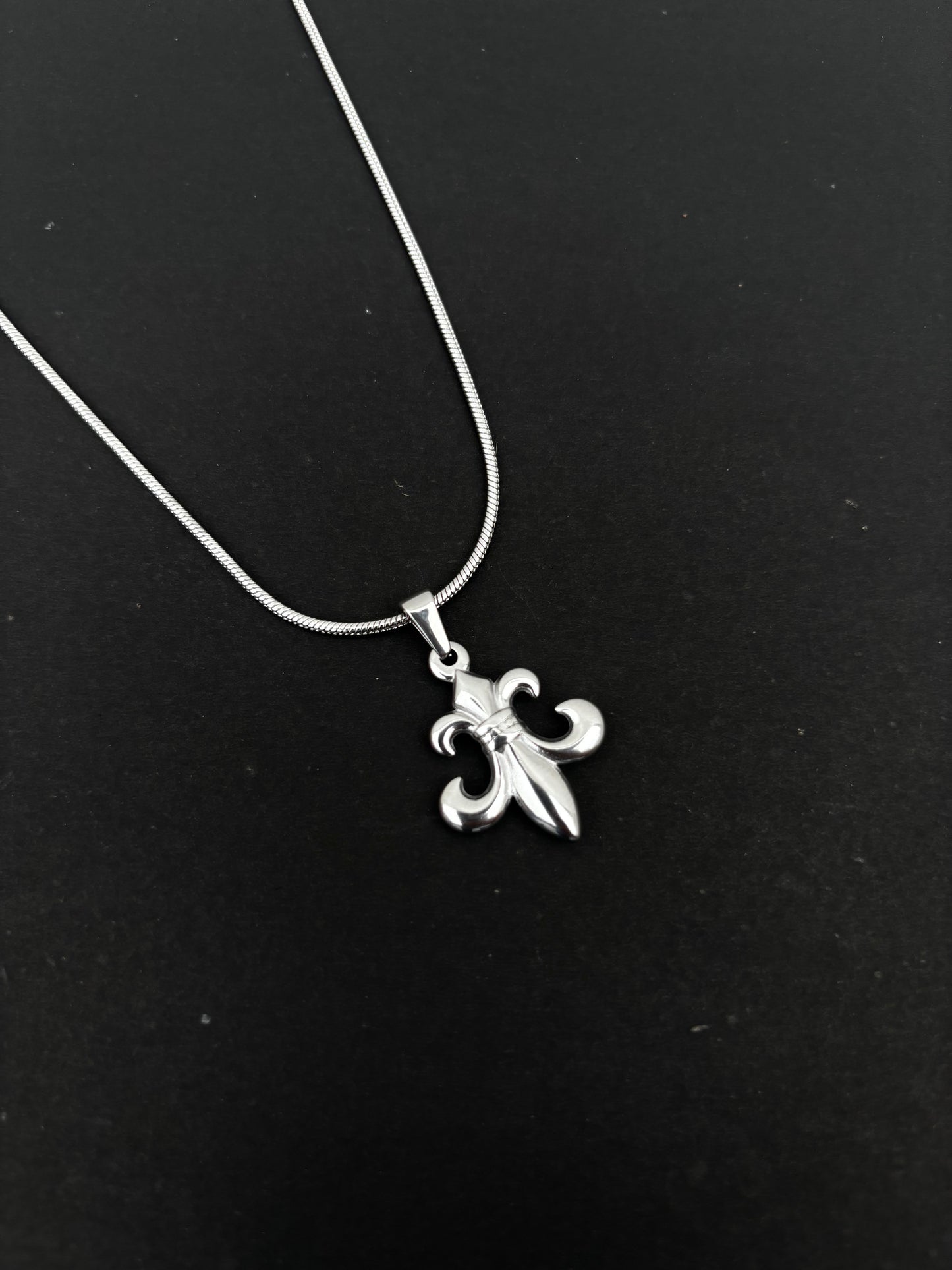 FLEUR DE LIS NECKCHAIN