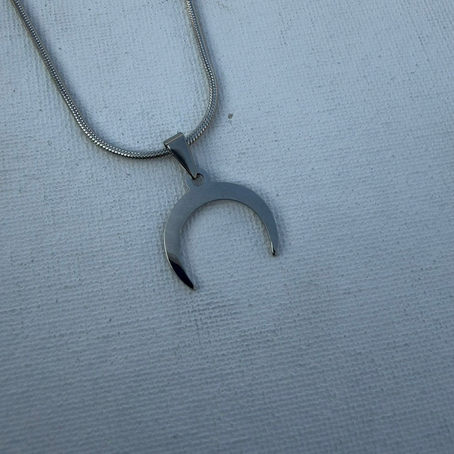 SILVER CRESCENT MOON UNISEX CHAIN